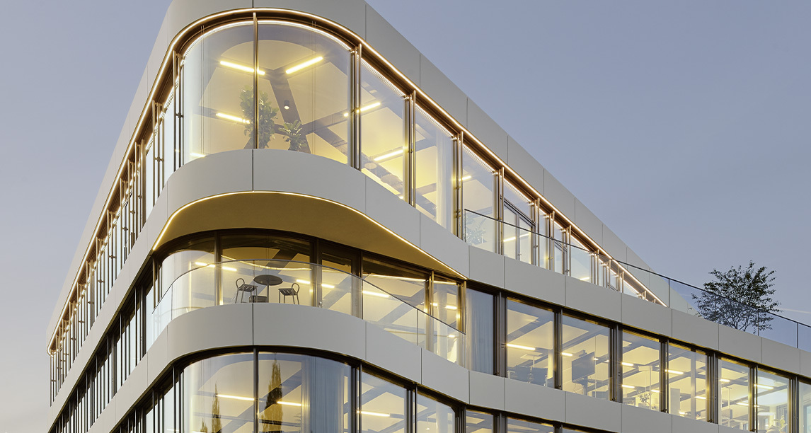 Skyone-Offices-New-Work-Abgerundete-Glasfronten-B